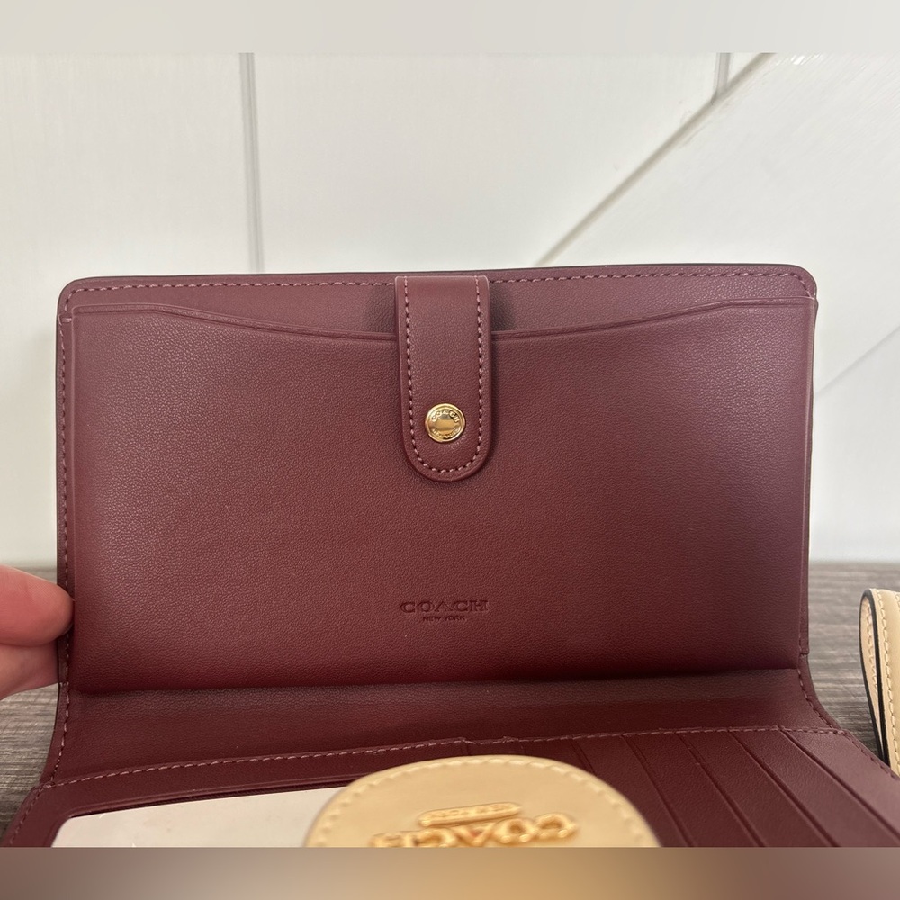 Coach Tech Phone Wallet in Signature Canvas with Evergreen Floral Print - Picture 4 of 11